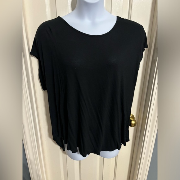 Bobeau black tee with v neck and bow in back - Picture 1 of 4